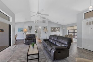 TV, bøker og stereoanlegg