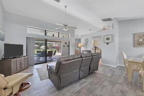 TV, bøker og stereoanlegg