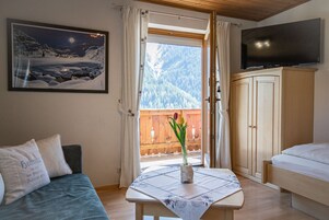 Tradicionális apartman | Hipoallergén ágynemű, egyedi berendezés, íróasztal és ingyenes wifi