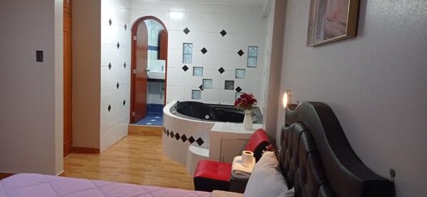 Premium Double Room | Down duvets, individually decorated, individually furnished, free WiFi - Hospedaje Huaca Palmeras (Lima)