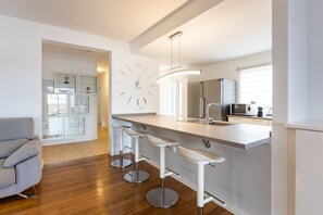 Een koelkast, een magnetron, een oven, een kookplaat