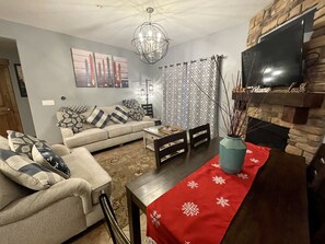 TV connectée, cheminée, livres