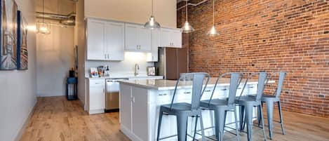 Een koelkast, een microgolfoven, een oven, een kookplaat