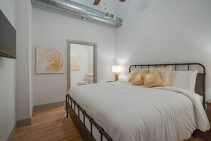 4 bedrooms, desk, iron/ironing board, free WiFi - Majestic Lofts #501- Printers Alley (Nashville)