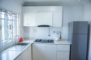 雪櫃、微波爐、焗爐、電熱水壺