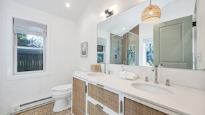 Combined shower/tub, hair dryer, towels