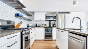 Micro-ondes, four, plaque de cuisson, cafetière/bouilloire