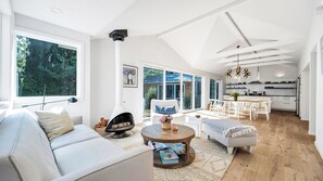 TV connectée, cheminée, chaîne hi-fi