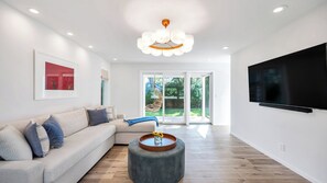 TV connectée, cheminée, chaîne hi-fi