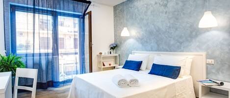 1 habitación, escritorio, tabla de planchar con plancha y wifi