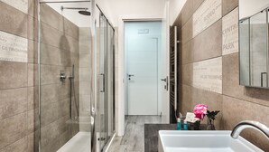 Een douche, een haardroger, een bidet
