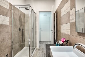 Dusche, Haartrockner, Bidet