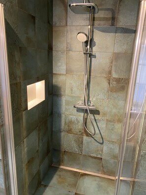 Badewanne, Haartrockner, Handtücher, Seife