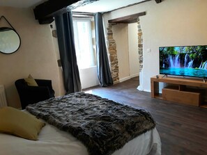 Matelas mémoire de forme, bureau, lit parapluie, Wi-Fi gratuit