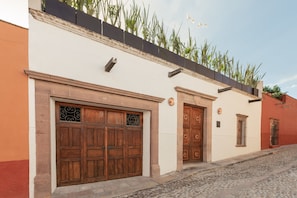 Pintu masuk properti
