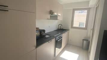 Coffee/tea maker, fridge, dishwasher, cookware/dishes/utensils