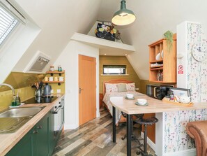 Refrigerador, tetera/pava eléctrica, tostadora, utensilios de cocina