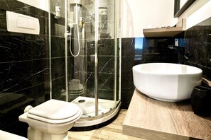 Een douche, een haardroger, een bidet, handdoeken