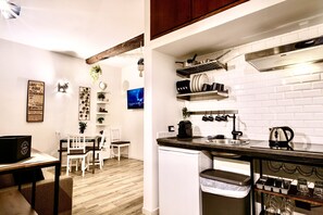 Fridge, stovetop, coffee/tea maker, electric kettle