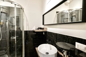 Dusche, Haartrockner, Bidet, Handtücher