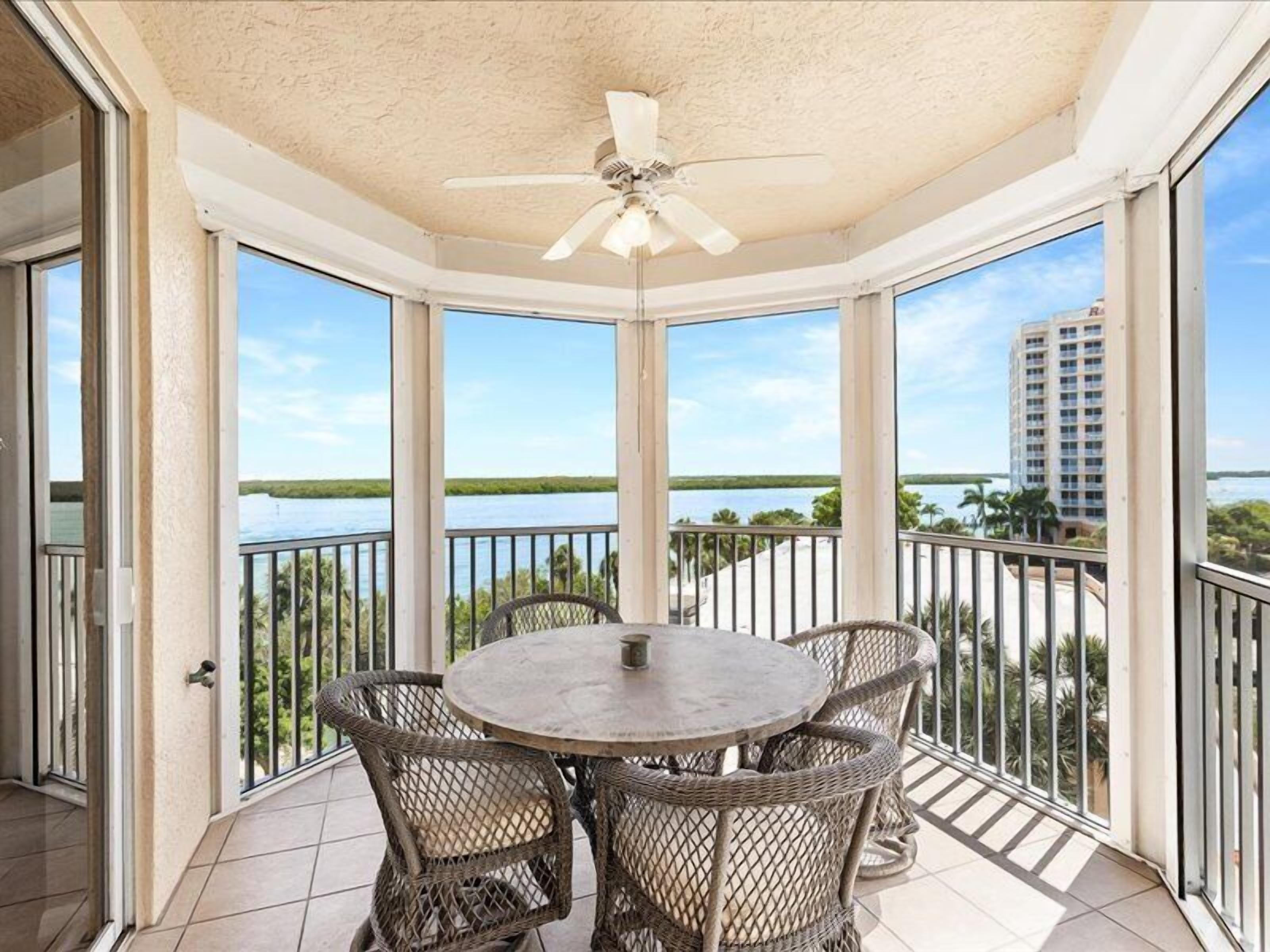 Bay view condo w. great balcony space, close to beaches