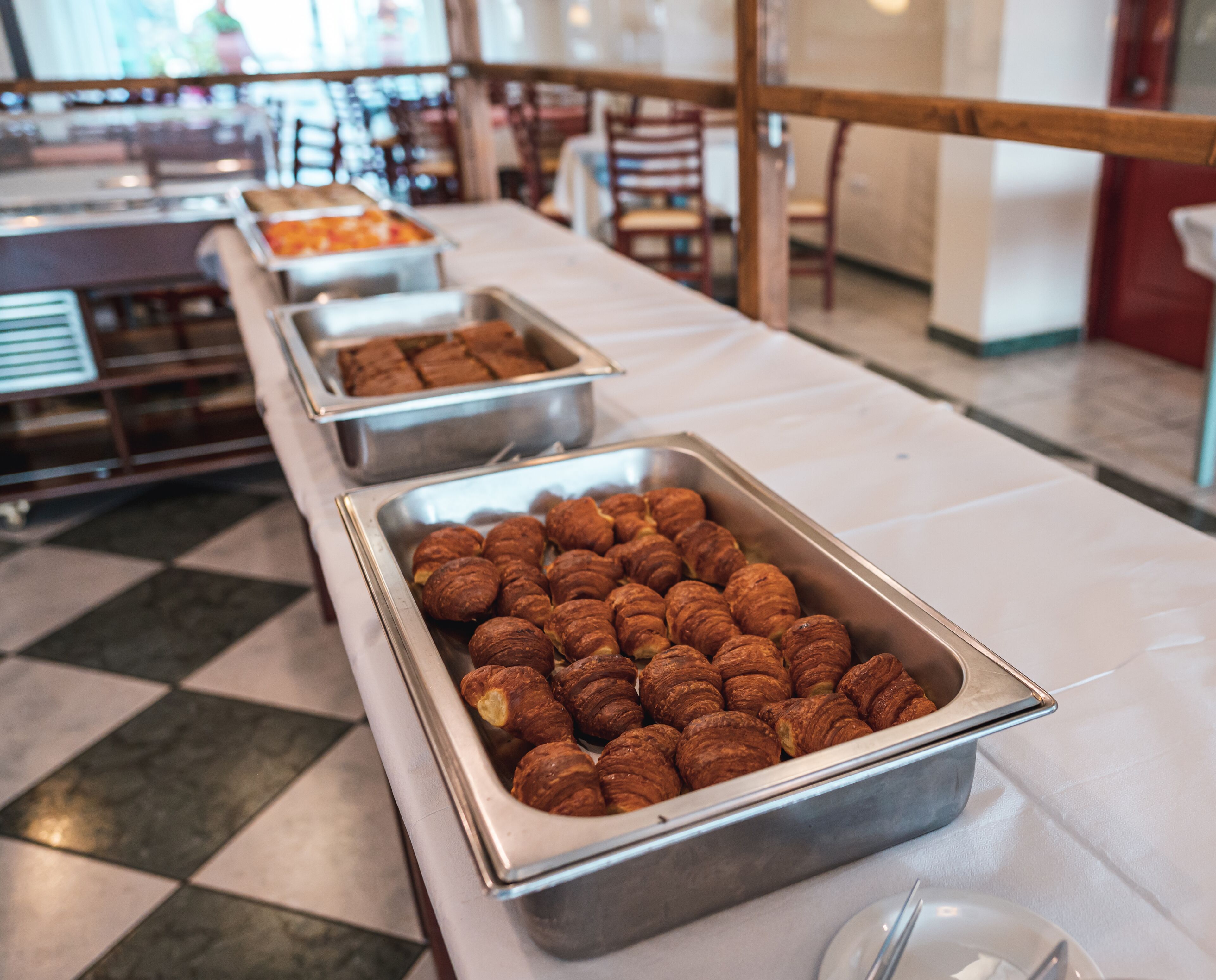 Ein Buffet mit Tabletts voller Gebäck.