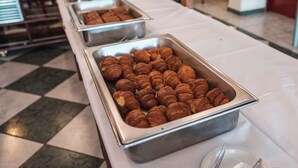 Un banco del buffet con vassoi di pasticcini.