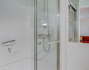Deluxe House | Bathroom - Lovely LacBrome 3 Bdrm Lakefront Cottage (Lac-Brome)