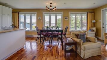 Deluxe House | Living area