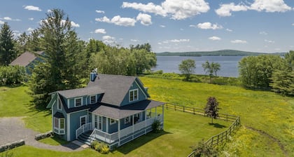 Lovely LacBrome 3 Bdrm Lakefront Cottage