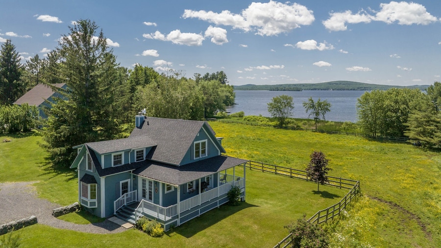 Lovely LacBrome 3 Bdrm Lakefront Cottage