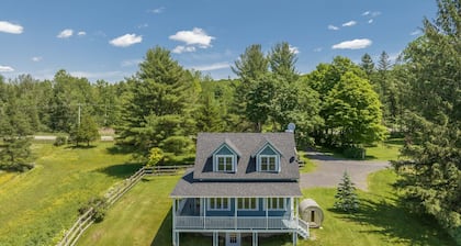 Lovely LacBrome 3 Bdrm Lakefront Cottage