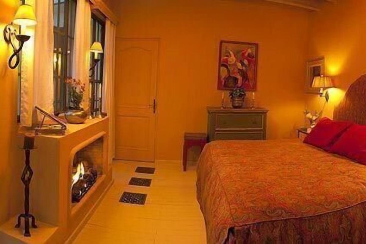 Minibar con artículos gratuitos y ropa de cama 