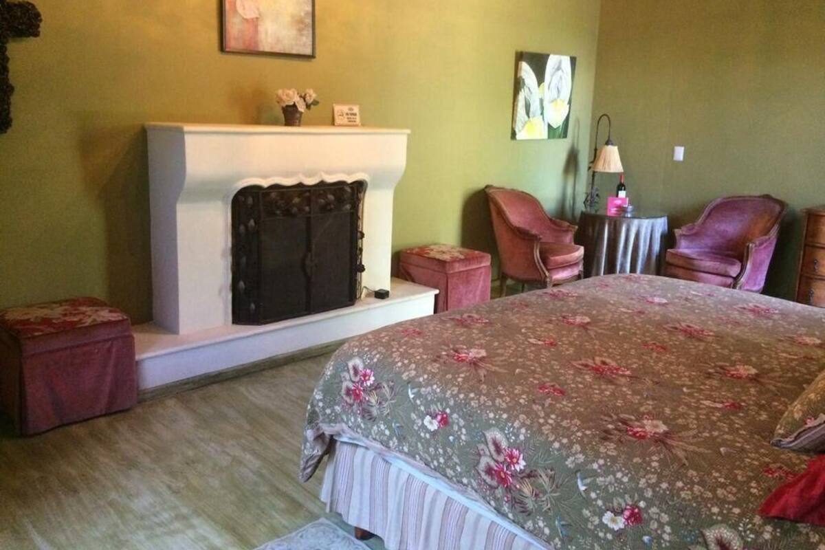 Minibar con artículos gratuitos y ropa de cama 