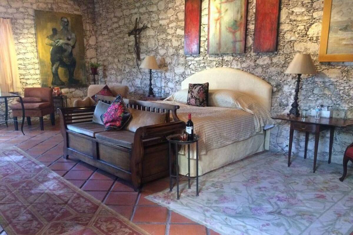 Minibar con artículos gratuitos y ropa de cama 