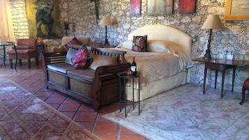 Habitación romántica | Artículos del minibar gratis y ropa de cama