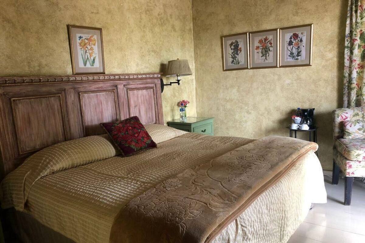 Minibar con artículos gratuitos y ropa de cama 