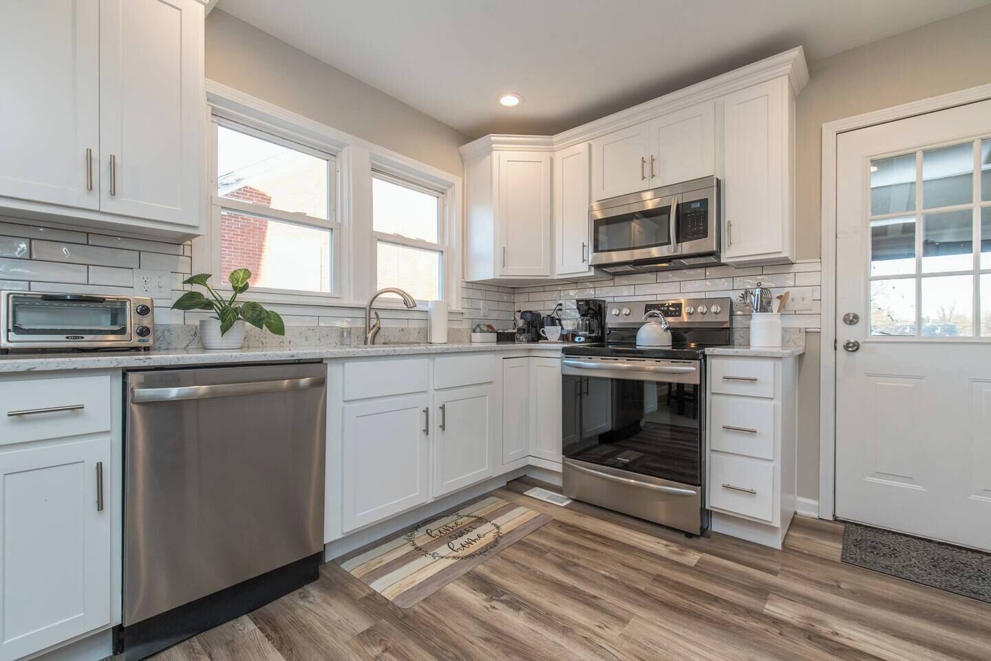 Kylskåp, mikrovågsugn, ugn och spishäll