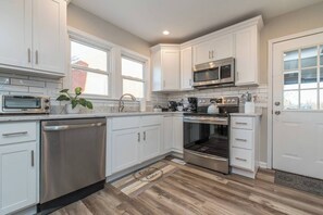 Jääkaappi, mikroaaltouuni, uuni, liesi