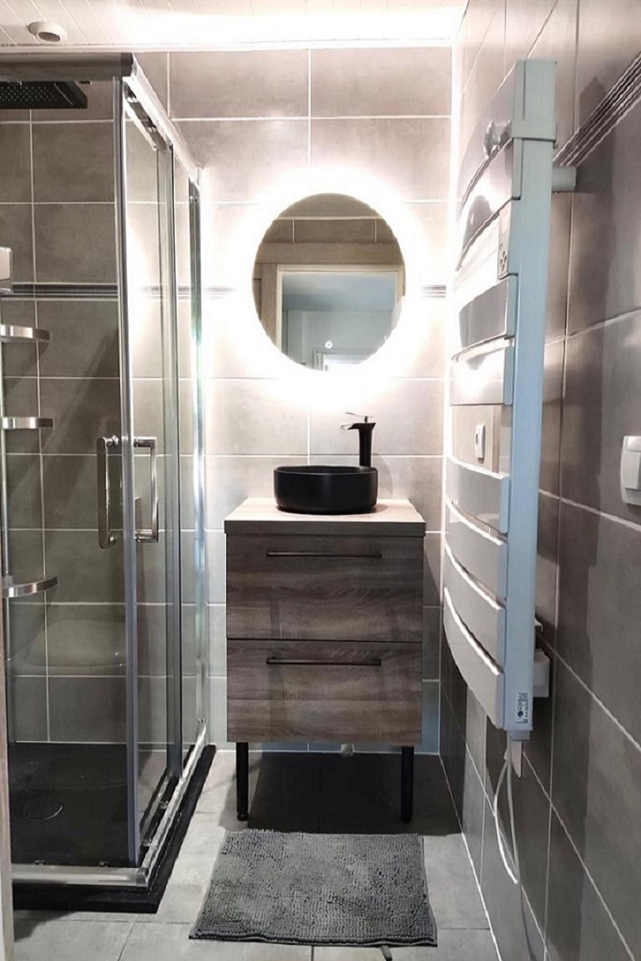 Douche, sèche-cheveux, serviettes fournies