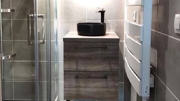 Douche, sĂšche-cheveux, serviettes fournies