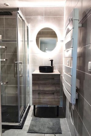 Shower, hair dryer, towels