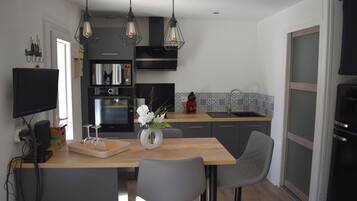 Réfrigérateur, micro-ondes, four, plaque de cuisson