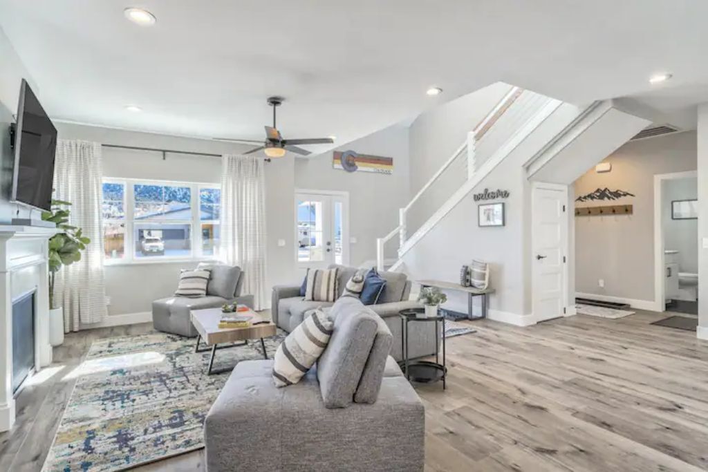 Smart-TV, Kamin, Arbeitsbereiche