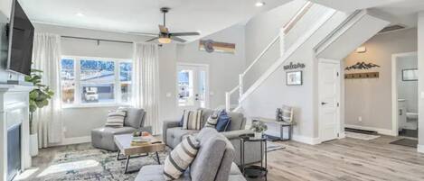 Smart-TV, Kamin, Arbeitsbereiche