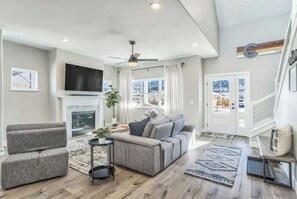 Smart TV, caminetto, studio