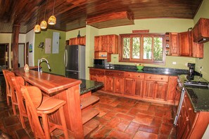 Private kitchen - Cliffside home in spectacular Redonda Bay (Tola/Rivas)