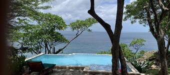 Cliffside home in spectacular Redonda Bay