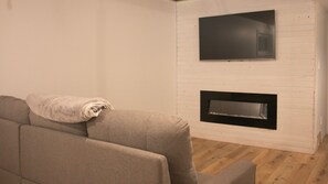 TV connectée, cheminée, baby-foot, livres