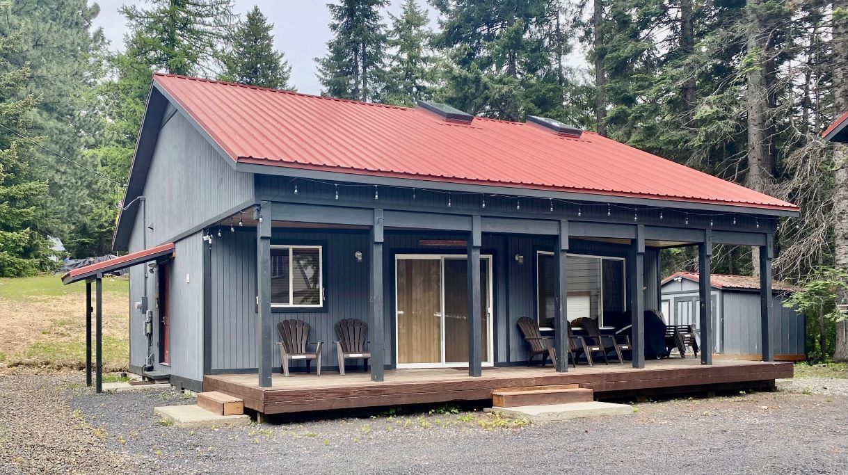 2 Blocks from Lake Cle Elum / ATV or Snowmobile right from the property
